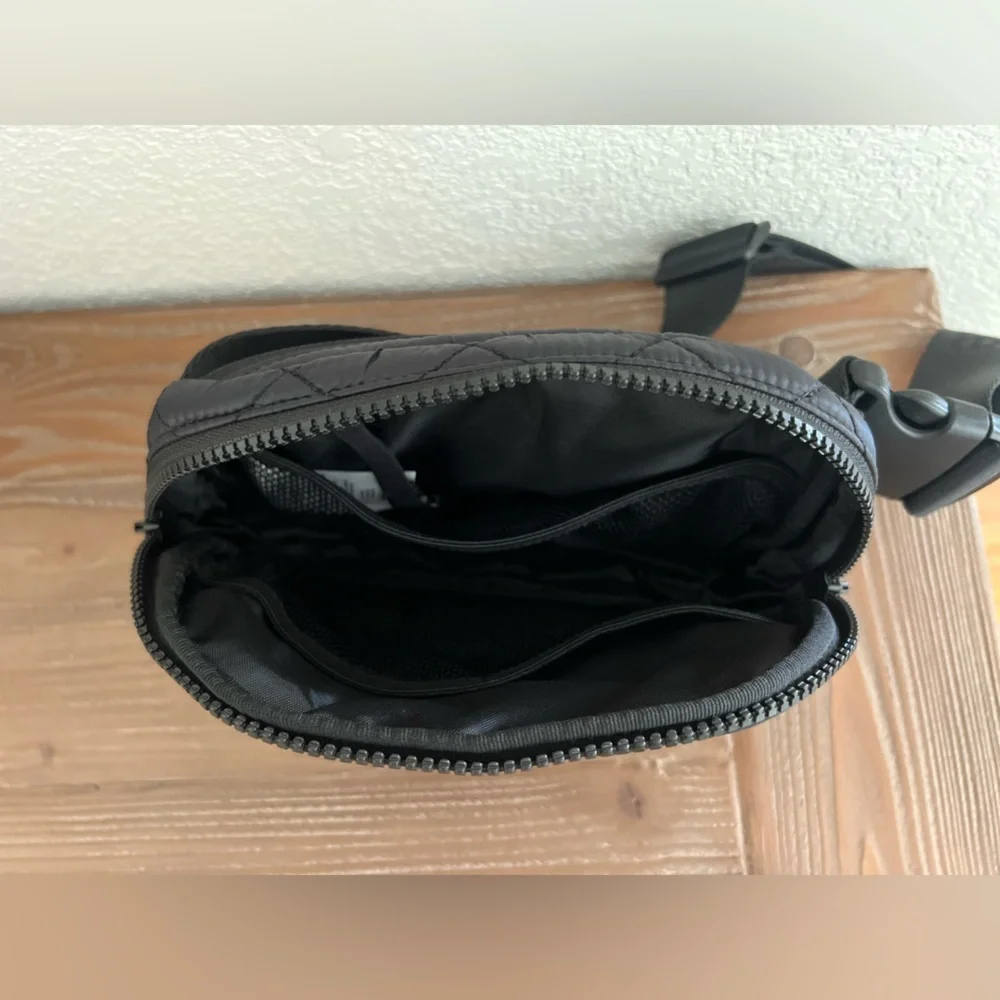 Lolë Unisex Quilted Fanny Pack Belt Bag Black NWOT - Picture 6 of 6